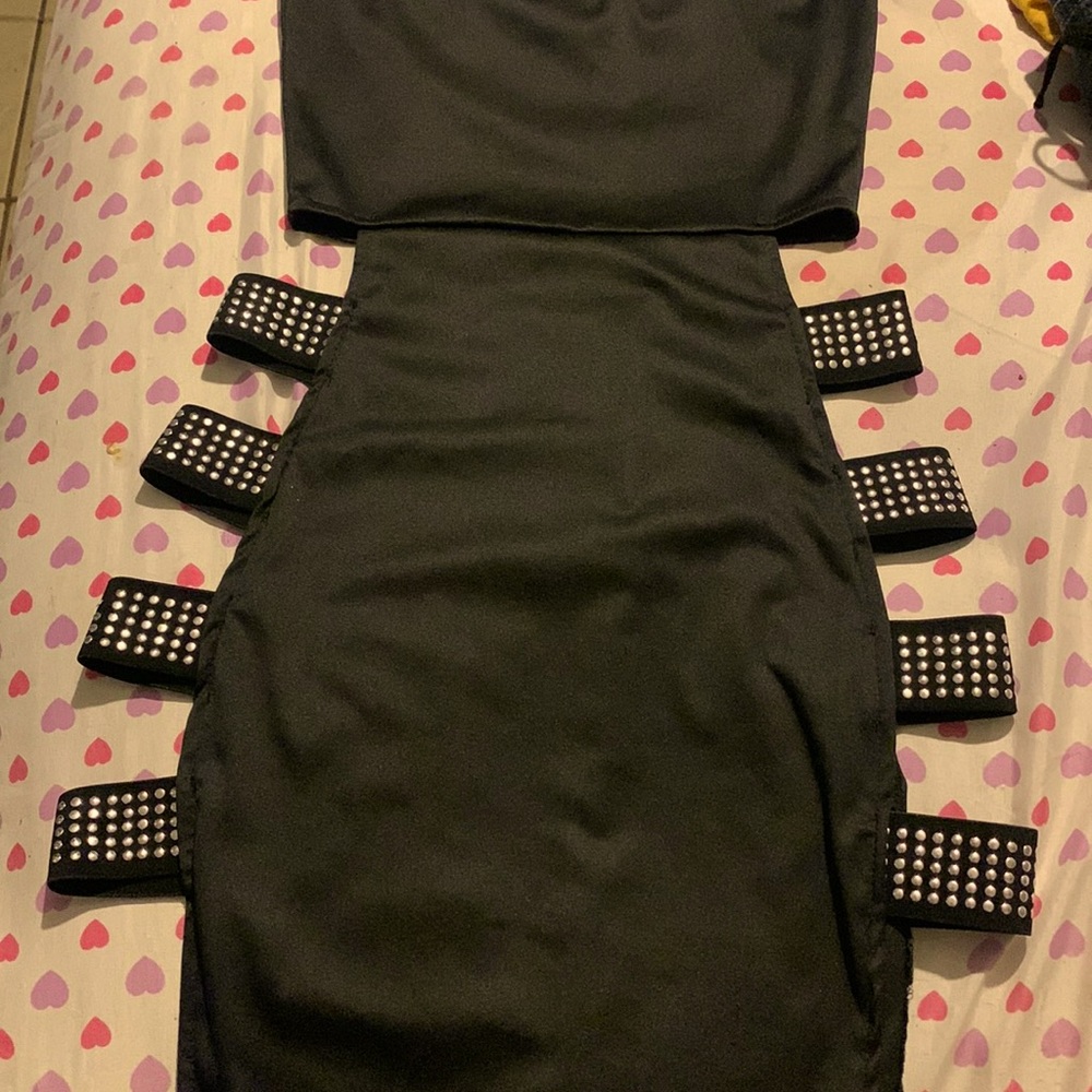 i’m selling a short strapless dress i bought it but never wore it